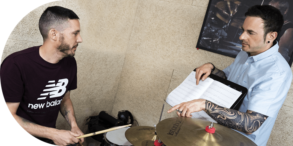 Dos hombres en clase de bateria