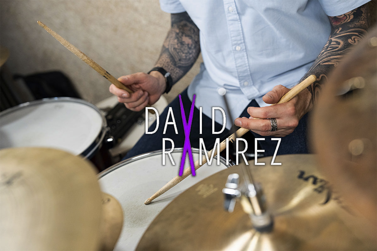 Foto de estudio tocando la batería