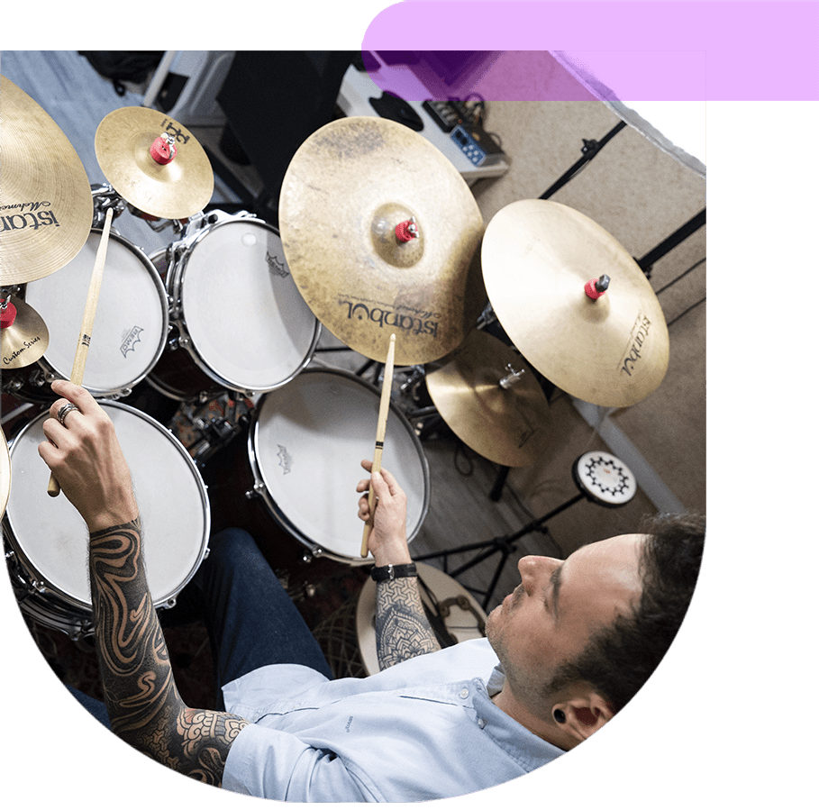 hombre tocando la bateria